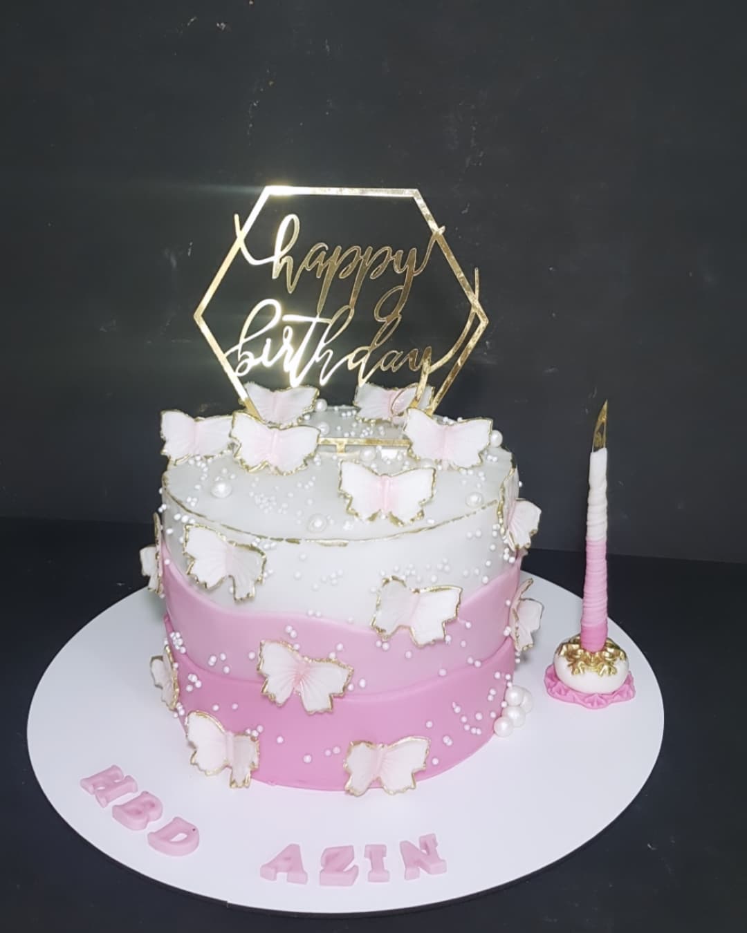 پروانه ای سفید صورتی