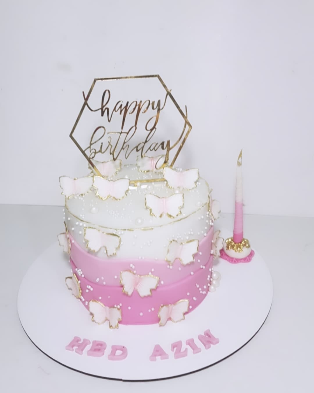 پروانه ای سفید صورتی