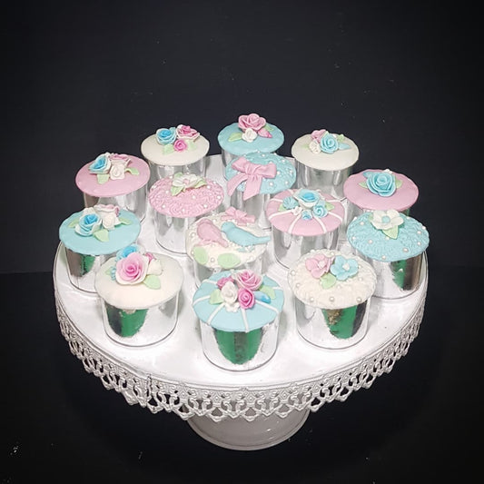 کاپ کیک سفید ابی صورتی